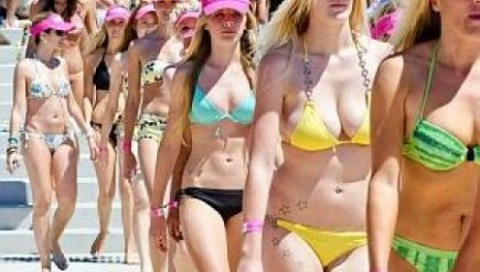 331 femmes en bikini