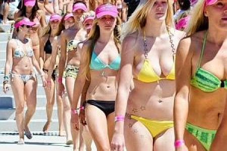 331 femmes en bikini